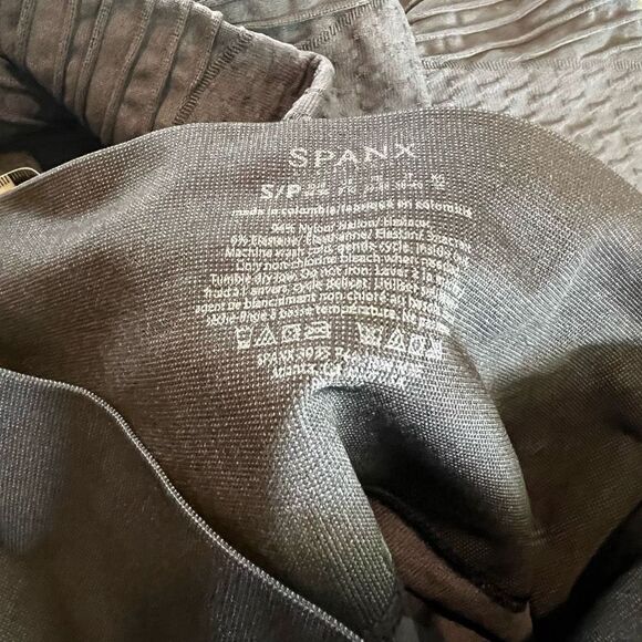 Spanx Look at Me Now Seamless Moto
Leggings size S - Picture 4 of 11